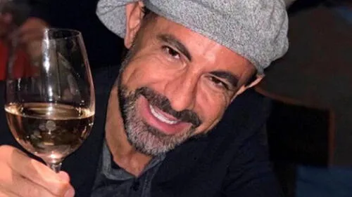 Sheyla Rojas permite que millonario Fidelio Cavalli le bese el cuello [VIDEO]