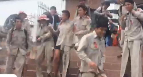 Estudiantes de Cusco rompieron sus uniformes como símbolo de despedida [VIDEO]