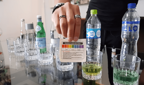 Vía YouTube: Muestran qué agua embotellada es más ácida y video te impactará