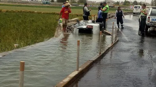 Arequipa: Conductora salva de morir luego que su auto cayera a canal de regadío [VIDEO]
