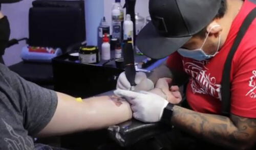Desliza las imágenes para apreciar el increíble tatuaje que un joven se hizo en el brazo en honor a su perro. Foto: captura de YouTube YouTube viral: joven se tatúa la cara de su perro y sorprende con el resultado