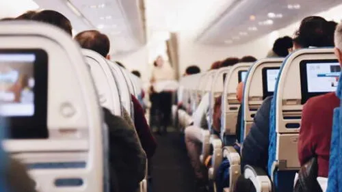 Actor demandó a dos aerolíneas porque su dedo meñique quedó atrapado en un asiento Actor demandó a dos aerolíneas porque su dedo meñique quedó atrapado en un asiento