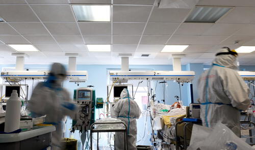 Las consecuencias de confinamientos nacionales son una degradación de la salud mental, el incremento de la violencia doméstica y el daño a la economía, indicó OMS. Foto: AFP