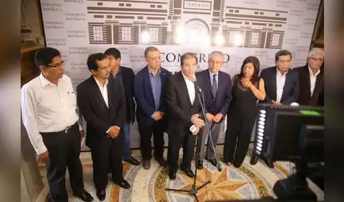 Frente Amplio pide reforma y nueva Constitución al premier