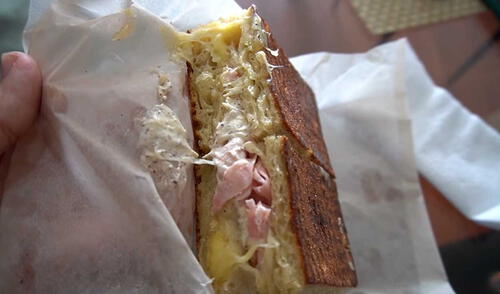 YouTube viral: panadería peruana vende sánguche mixto a 27 soles y así luce el platillo