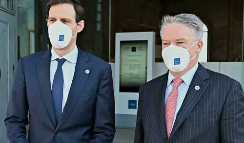 El secretario general de la O (OCDE), Mathias Cormann (R) de Australia, Andreas Solaro, AFP