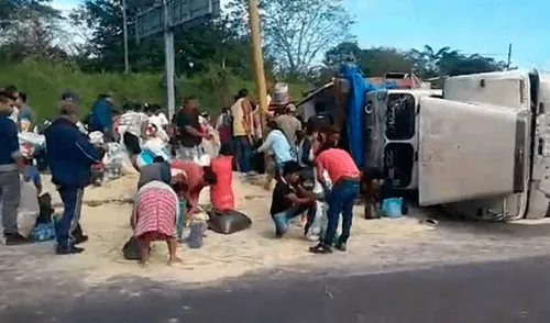 Tráiler sufre volcadura y pobladores aprovechan para robar toneladas de azúcar