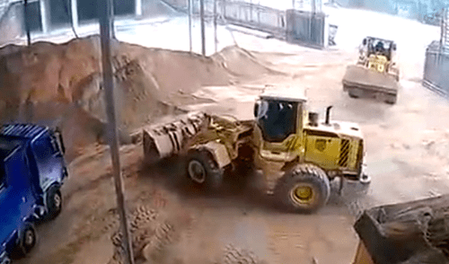 YouTube viral: tractor captura por error a hombre, lo baña en arena y lo arroja a contenedor [VIDEO]