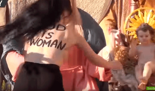 Youtube: Mujer en toples intenta “secuestrar” al niño Jesús de pesebre en el Vaticano [VIDEO]