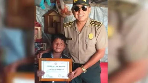Niño que vendía 'chupetes' y cantó con fervor el Himno Nacional recibe útiles escolares [FOTOS]