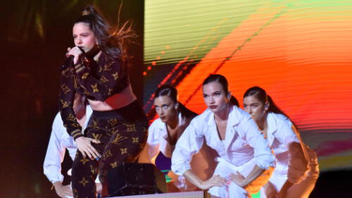 Rosalía y J Balvin superan los 500 millones de reproducciones en YouTube con su tema "Con altura". Rosalía