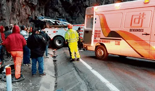 Seis muertos y 27 heridos deja choque de bus contra un cerro en Huarochirí