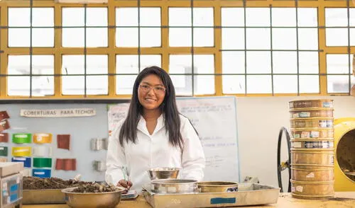 Carmen Gómez  Huayta  de 20años ingresó ocupando el primer puesto en la Universidad Nacional del Altiplano (UNA).