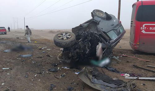Camioneta donde viajaban siete personas volcó luego del choque frontal.