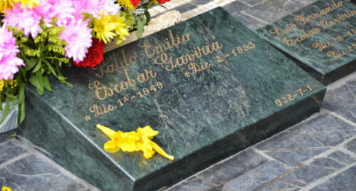 YouTube Viral: Hombre causa polémica por consumir droga en tumba de Pablo Escobar YouTube Viral: Hombre causa polémica por consumir droga en tumba de Pablo Escobar