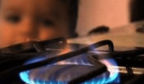 EEUU: justicia castiga a madre por permitir que le quemen las manos a sus hijas 