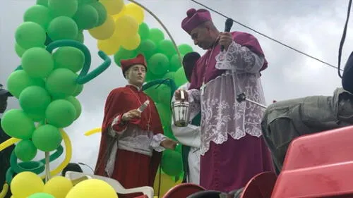 Obispo de Buenaventura bendiciendo su ciudad desde un camión de bomberos. Foto: BBC News
