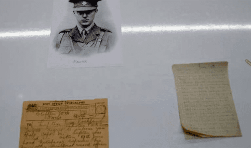 Twitter: Compra una biblia y encuentra curioso objeto histórico dentro [FOTOS]