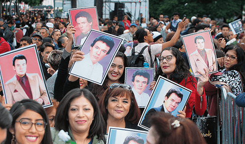 En olor de multitud. Miles de mexicanos se dieron cita en el Palacio de Bellas Artes y en la Basílica de Guadalupe para rendirle tributo a su querido Príncipe de la Canción.