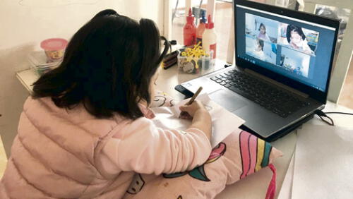 cambios. Menores dejaron las aulas para recibir educación a través de medios digitales.