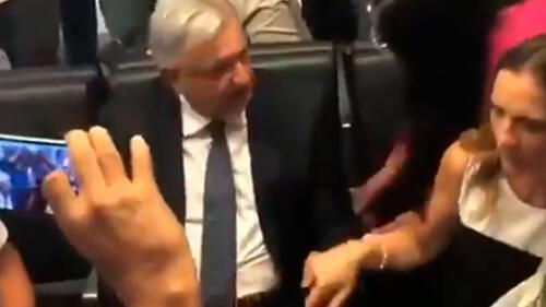 Incómodo momento del presidente AMLO, su esposa y diputada genera burlas en internet