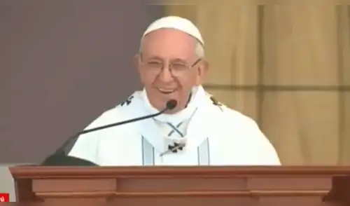 YouTube: Papa Francisco pidió a fieles que lo acompañen con canto, pero no sabían la letra YouTube: Papa Francisco pidió a fieles que lo acompañen con canto, pero no sabían la letra