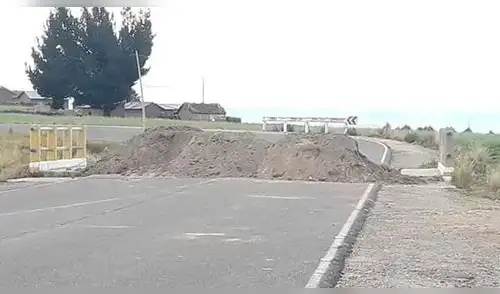 En el distrito de Copani las autoridades locales colocaron montículos de tierra sobre la carretera.
