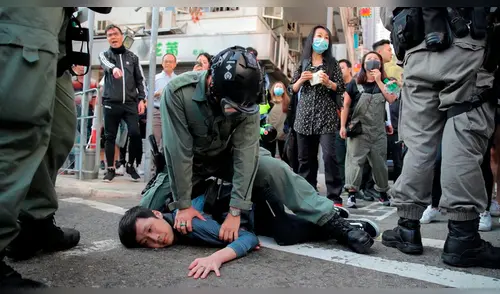 Policía dispara a un manifestante durante una violenta protesta [VIDEO]