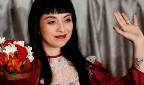 Mon Laferte sorprende a sus fans con sugerente topless 