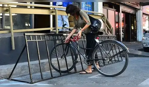 Proponen que estacionamientos deben contar con accesos seguros para bicicletas