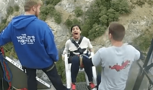 Facebook: sube a peligroso columpio para cumplir reto extremo y esto fue lo que pasó [VIDEO]