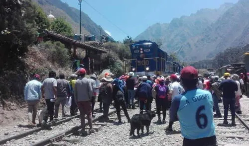 Con carteles y arengas, los manifestantes expresaron su descontento. Foto: Cusco En Portada.