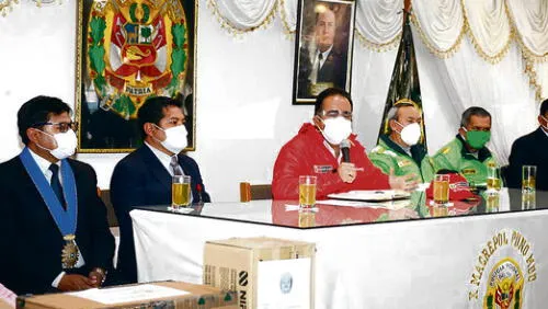 entrega. Ministro Rodríguez trajo EPP para policías de Puno.