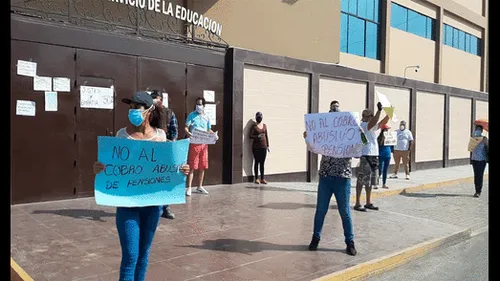 Padres de familia del colegio Santa María Reina protestan por pensiones.