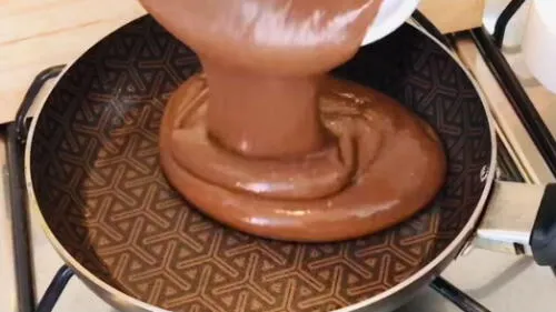 Receta muestra la forma más fácil de preparar un pastel de chocolate con una sartén