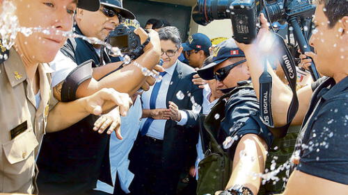 Seguidores de Keiko Fujimori agreden a fiscal Seguidores de Keiko Fujimori agreden a fiscal