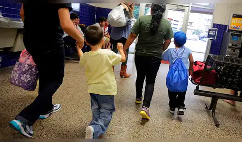 EE. UU.: 700 niños migrantes no se reúnen con sus padres pese a orden judicial
