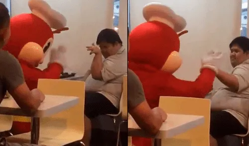 Facebook: joven con síndrome de down comía solo y muñeco de abejita se acerca para animarlo [VIDEO]