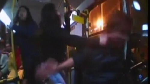 Aparecen nuevos videos de pasajeros que agreden a choferes |VIDEO