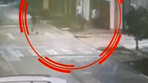 Víctima fue rodeado por sus sicarios y no pudo escapar. (Foto: Captura de video / Latina Noticias)