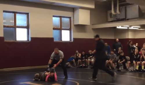 YouTube: Bebé va al “rescate” de su hermana en pleno combate de lucha [VIDEO]