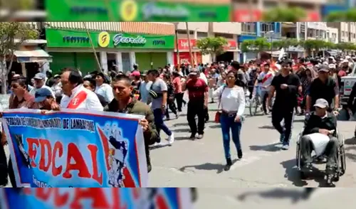 Los ambulantes caminaron por toda la avenida Balta hasta llegar al parque principal de Chiclayo. Los ambulantes caminaron por toda la avenida Balta hasta llegar al parque principal de Chiclayo.