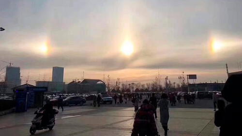 El cielo les causó una gran sorpresa a los habitantes de la ciudad que capturaron que momento. Foto: Daily El cielo les causó una gran sorpresa a los habitantes de la ciudad que capturaron que momento. Foto: Daily