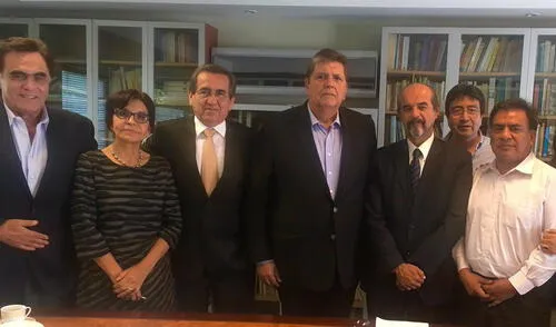 Alan García regresó al Perú y se reunió con representantes del APRA