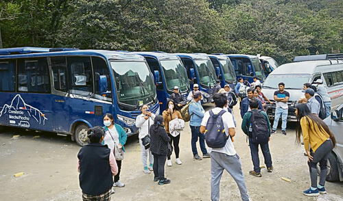 parados. Buses no pudieron ser trasladados.