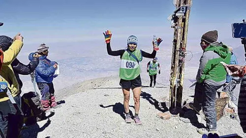primer lugar. Llamoca hizo un tiempo de cuatro horas con 55 minutos de la plaza a la cima. del Misti.