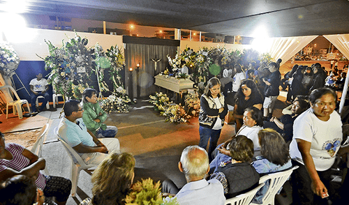Dolor. Los vecinos de Villa del Mar siguen acudiendo al velorio de más víctimas. Lamentable.