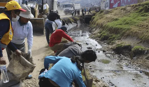 Chilca: limpian y descolmatan canal Cimirm