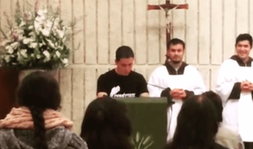 En Facebook, fanático pide que Perú clasifique al Mundial durante misa [VIDEO]