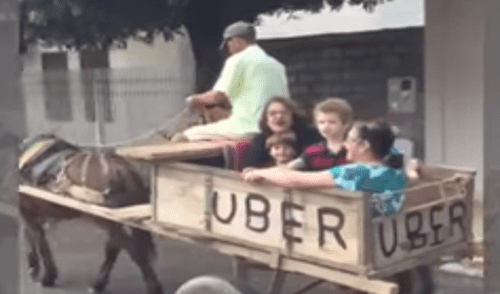 Facebook: Sujeto utiliza marca conocida en carreta y es viral en redes sociales [VIDEO]